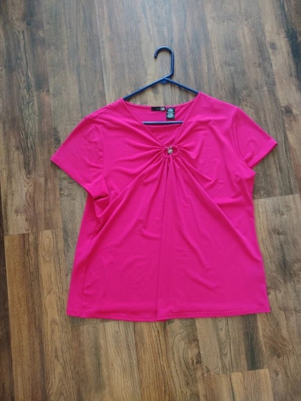 east 5th woman Pink V-Neck Short Sleeve Stretch Knit Top Hardware Accent 1X
